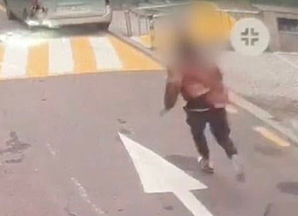 ‘사커킥’ 범행을 저지른 권씨가 부산역 인근에서 경찰이 추격하자 도주하고 있다.
부산경찰청 제공