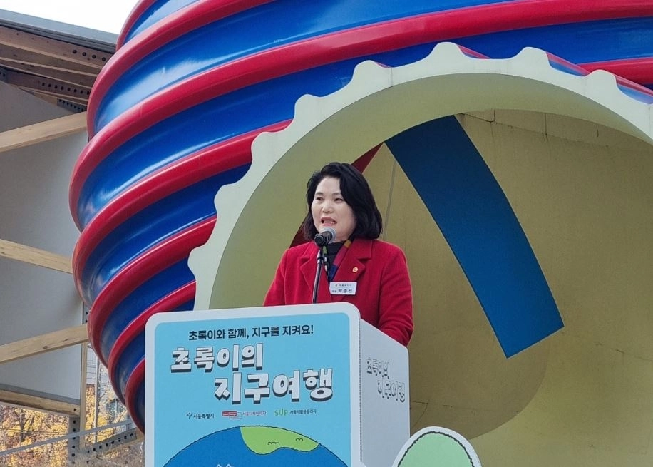 지난 20일 청계광장에서 열린 2025 자원순환 시민행사 ‘초록이의 지구여행’에 참석해 축사하는 박춘선 부위원장