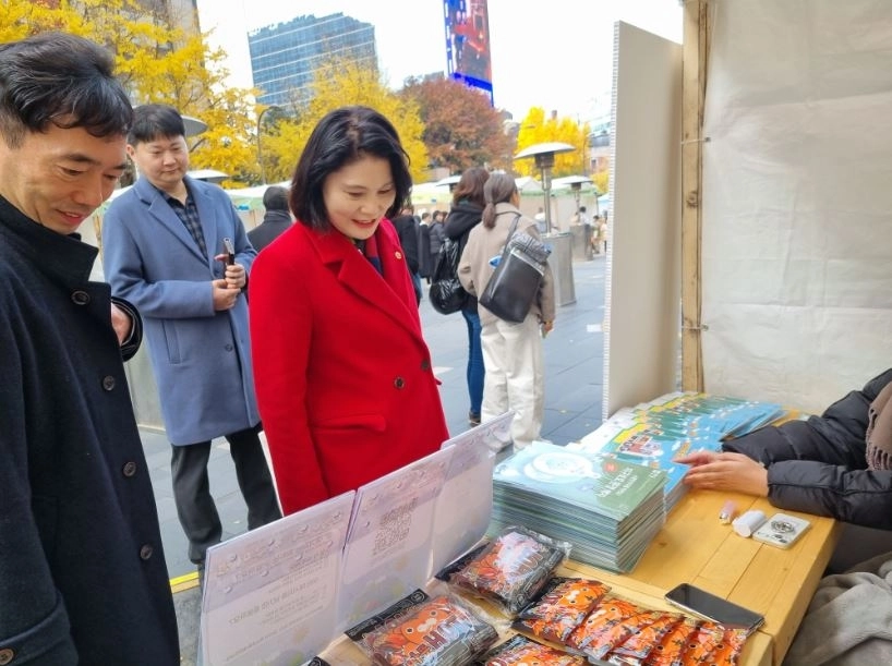 행사장을 둘러보는 박춘선 부위원장