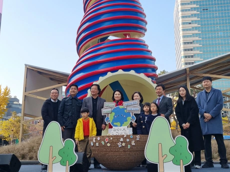 지난 20일 청계광장에서 열린 2025 자원순환 시민행사 ‘초록이의 지구여행’에서 참석자들이 기념촬영을 하고 있다.