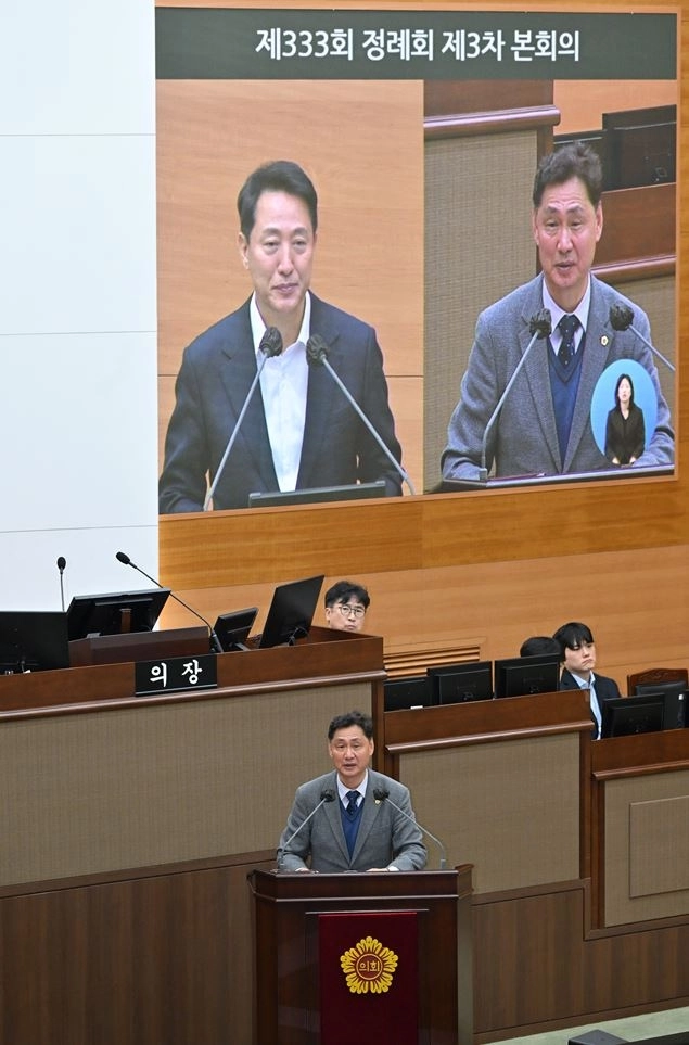 오세훈 서울시장에게 질의하는 박칠성 의원