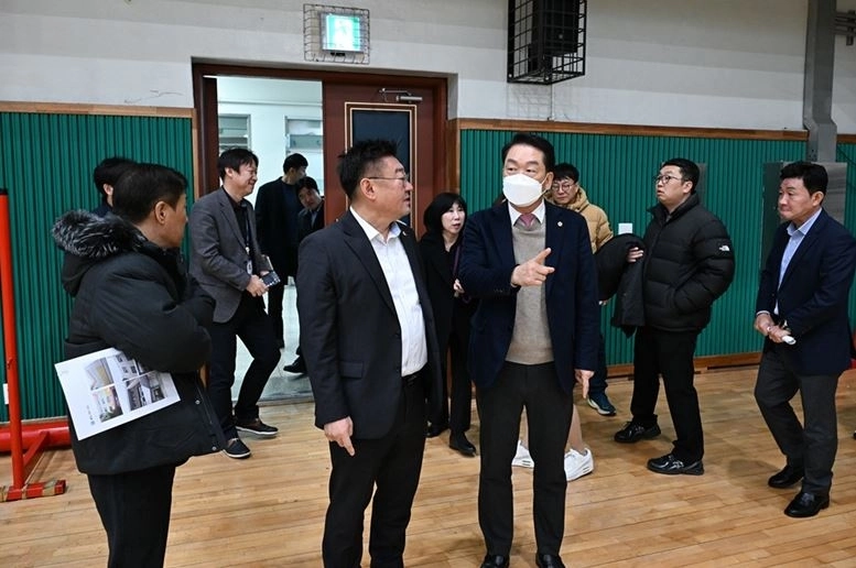 석관고 현장을 방문해 박상혁 교육위원장과 대화하는 김태수 주택공간위원장
