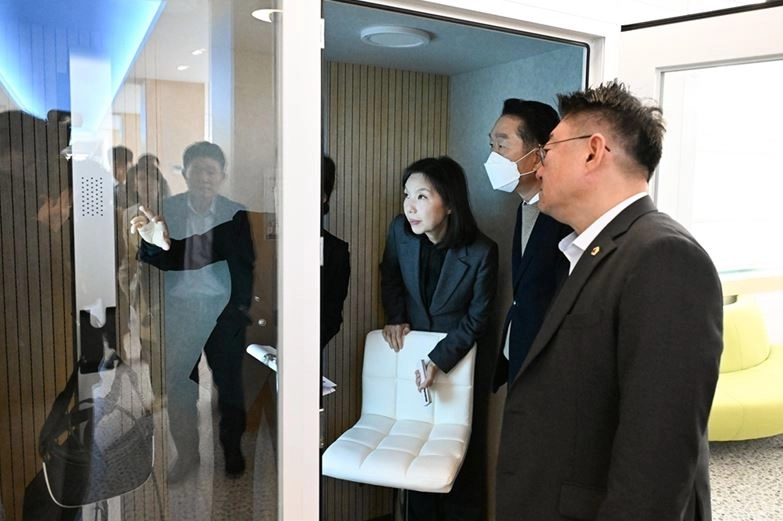 김태수 위원장이 최호정 의장 및 박상혁 위원장과 함께 학교 노후 현장을 점검하고 있다.