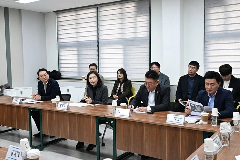 간담회중인 김태수 위원장