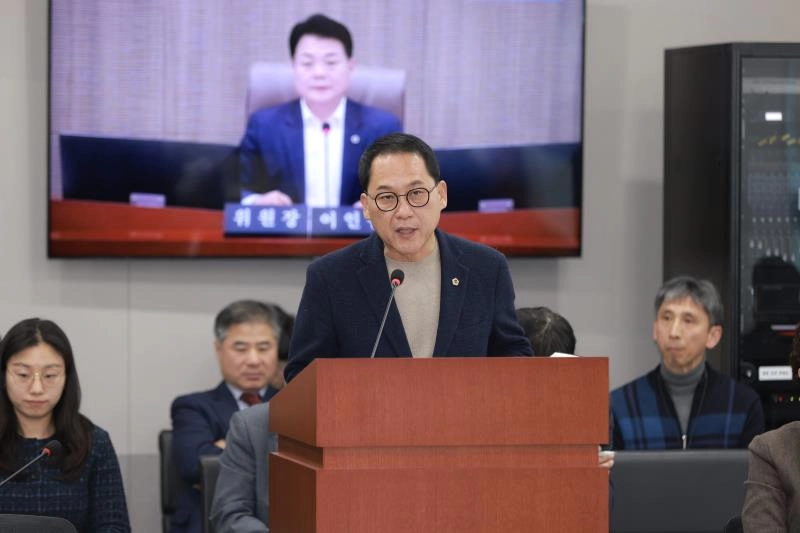 안광률 의원이 대표발의한 ‘경기도교육감 업무제휴 및 협약에 관한 조례 일부개정조례안’ 제안설명을 하고 있다.(사진=경기도의회)