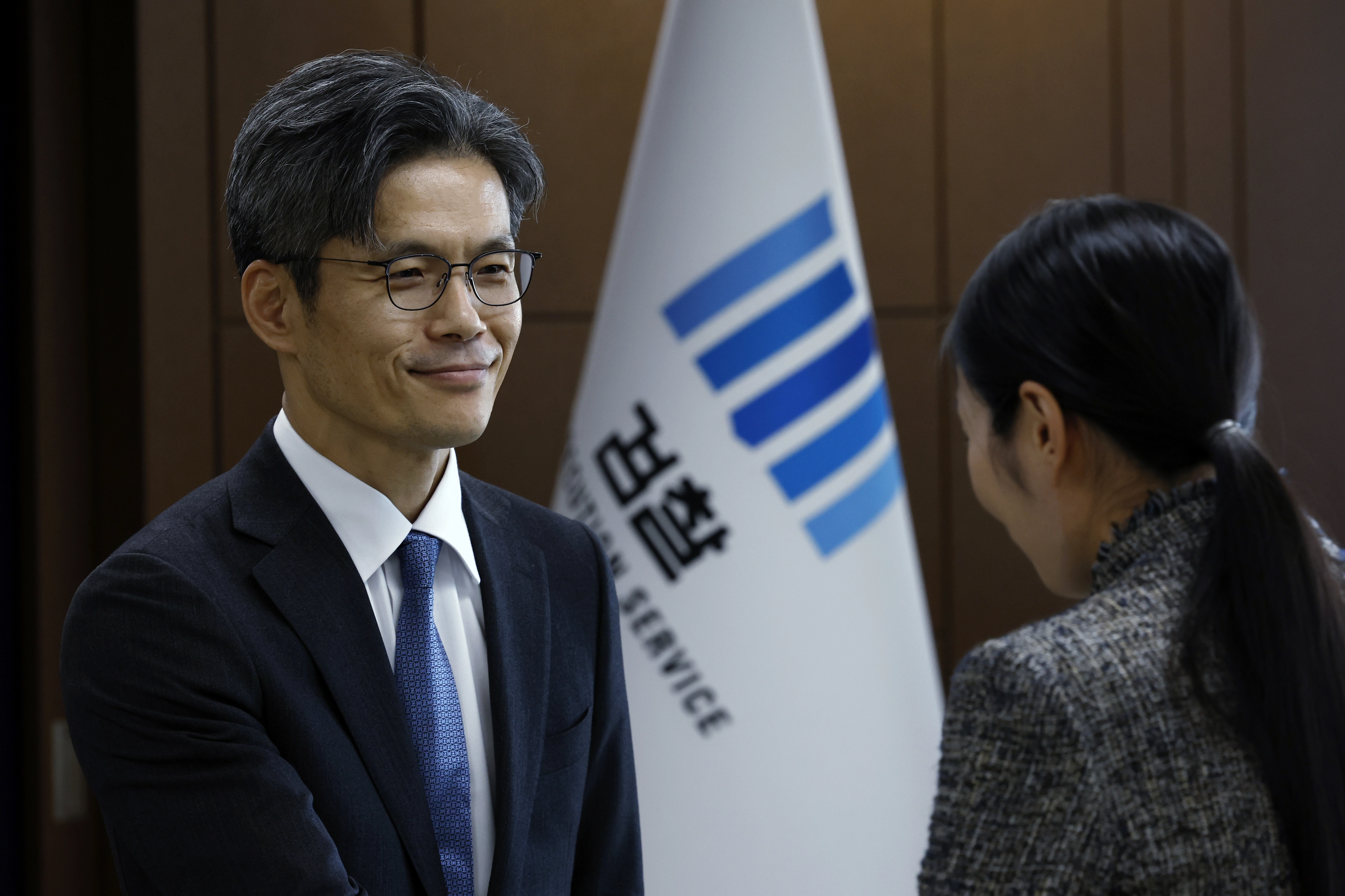 직원들과 인사 나누는 박철우 신임 서울중앙지검장  박철우 신임 서울중앙지검장이 21일 서울 서초구 서울중앙지방검찰청에서 열린 제66대 서울중앙지방검찰청 검사장 취임식에서 직원들과 인사를 나누고 있다. 2025.11.21 [공동취재]