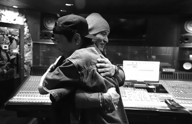 가수 유승준이 저스디스의 새 앨범 수록곡 ‘홈 홈’의 녹음에 참여한 뒤 저스디스와 포옹하고 있다. 자료 : 저스디스 유튜브