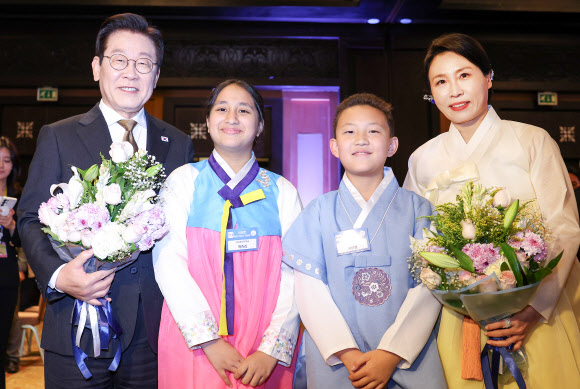 이집트를 공식 방문 중인 이재명 대통령과 김혜경 여사가 20일(현지시간) 카이로의 한 호텔에서 열린 이집트 동포·지상사 간담회에서 화동들과 기념촬영을 하고 있다. 2025.11.21 연합뉴스