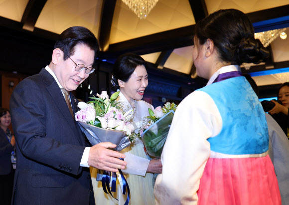 이집트를 공식 방문 중인 이재명 대통령과 김혜경 여사가 20일(현지시간) 카이로의 한 호텔에서 열린 이집트 동포·지상사간담회에서 화동으로부터 꽃다발을 받고 있다. 2025.11.21 연합뉴스