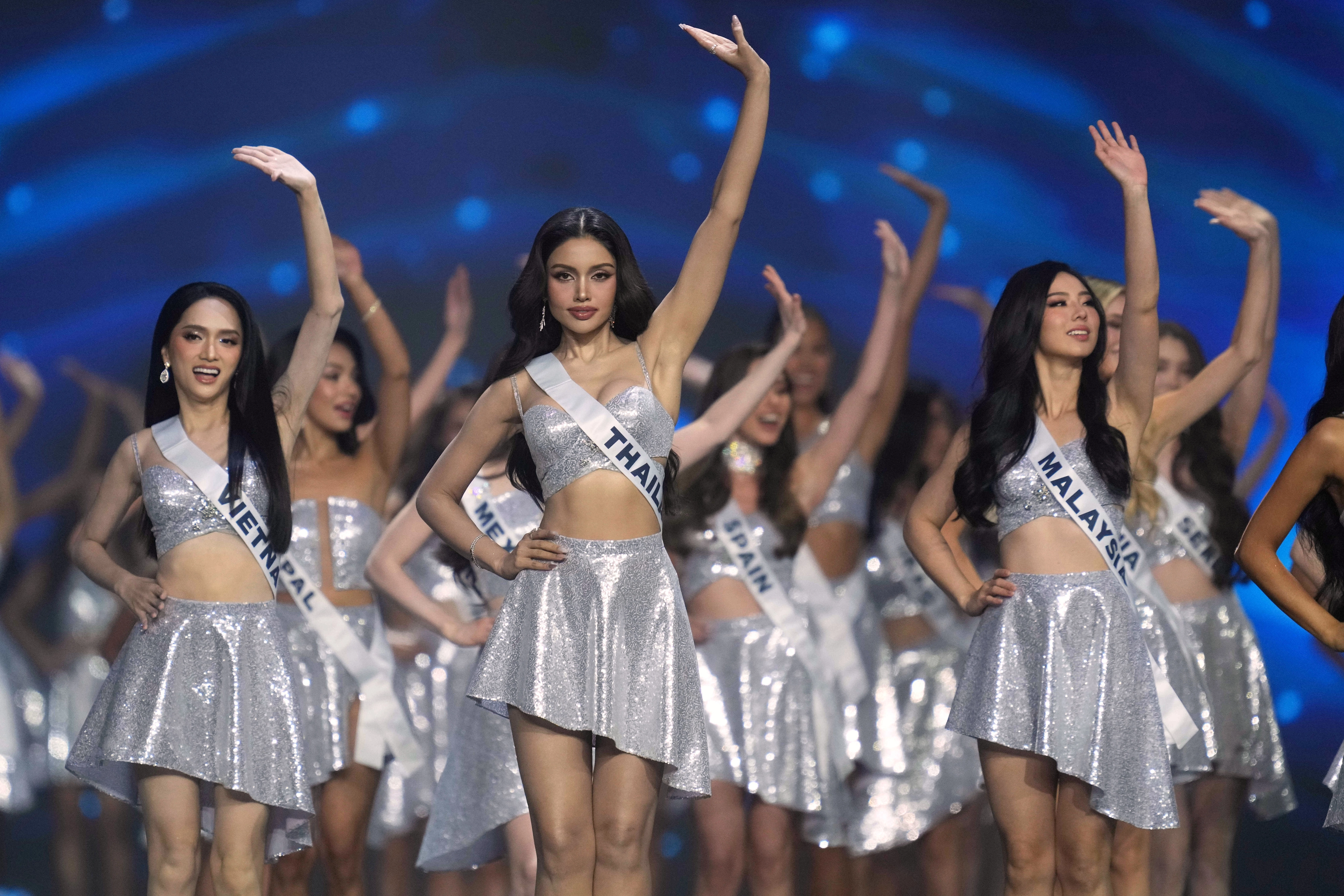 21일(현지시간) 태국 논타부리에서 열린 제74회 미스 유니버스 결승전에서 참가자들이 은색 유니폼 드레스를 입고 관객들에게 손을 흔들어 보이고 있다. 2025.11.21 AP 연합뉴스