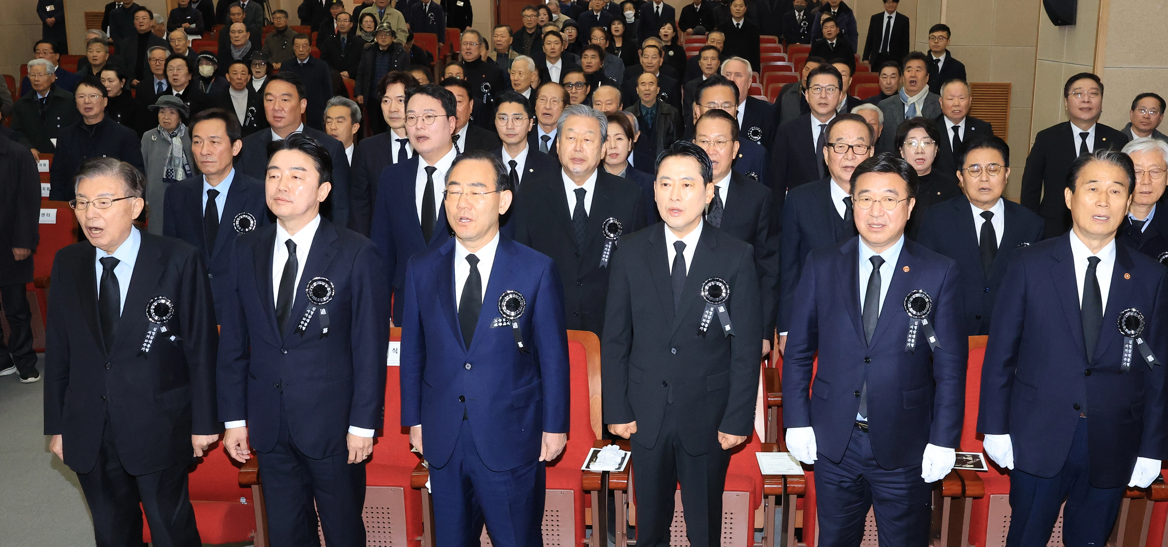 김영삼 전 대통령 서거 10주기 추모식  김덕룡 김영삼민주센터 이사장과 강훈식 대통령비서실장을 비롯한 참석자들이 21일 오전 서울 동작구 서울현충원에서 열린 ‘김영삼 전 대통령 서거 10주기 추모식’에서 애국가를 제창하고 있다.  앞줄 왼쪽부터 김 이사장, 강 비서실장, 주호영 국회부의장, 장동혁 국민의힘 대표, 윤호중 행정안전부 장관, 권오을 국가보훈부 장관. 2025.11.21 공동취재