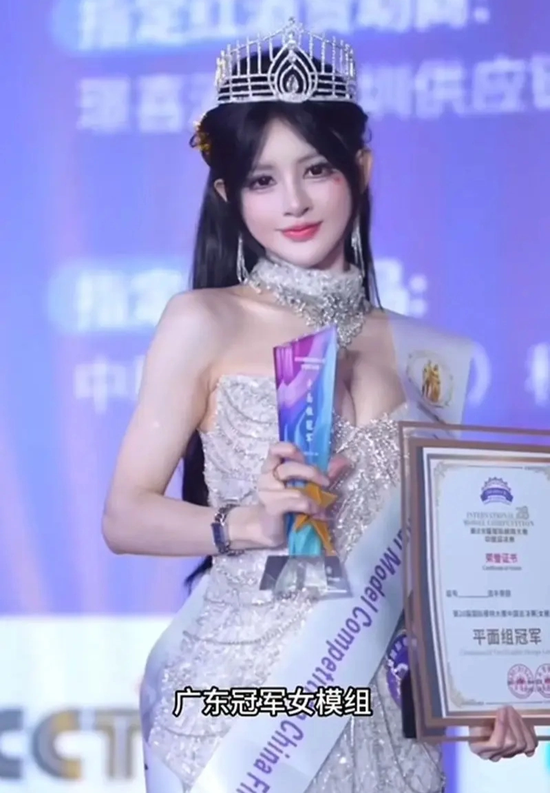 지난 16일 선전 지역에서 열린 제28회 국제모델대회 중국 총결선 직후, 온라인에서는 한 지역 우승자의 적격성을 두고 잡음이 일었다. 15번 참가자가 광둥 지역 여성모델조 우승자로 시상받는 장면이 퍼졌는데, 그의 연령대와 체형을 두고 일부 누리꾼이 “배 나온 중년여성이 우승자가 맞느냐”며 의문을 제기했다. 논란이 일자 대회 조직위는 “시상식에서 상패가 잘못 전달된 것 뿐이며 실제 광둥 지역 여성모델조 우승자는 37번(사진) 참가자였다. 15번 참가자는 여성모델조가 아니라 주부(主婦)조 우승자”라고 해명했다. 웨이보 자료