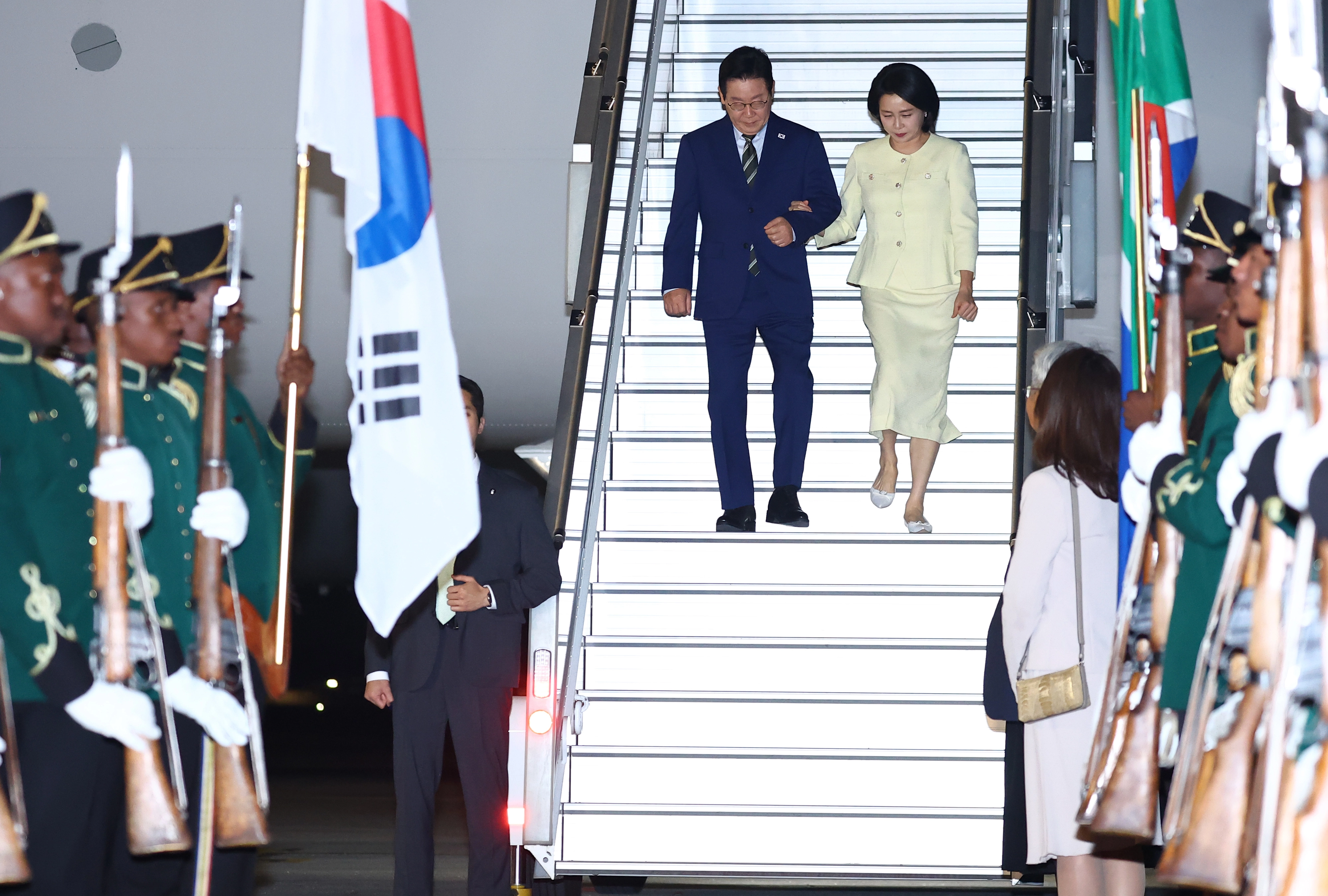 이재명 대통령, 남아공 도착  주요 20개국(G20) 정상회의에 참석하는 이재명 대통령이 김혜경 여사와 함께 21일(현지시간) 남아프리카공화국 요하네스버그 OR탐보국제공항에 도착해 공군 1호기에서 내리고 있다. 2025.11.22 연합뉴스