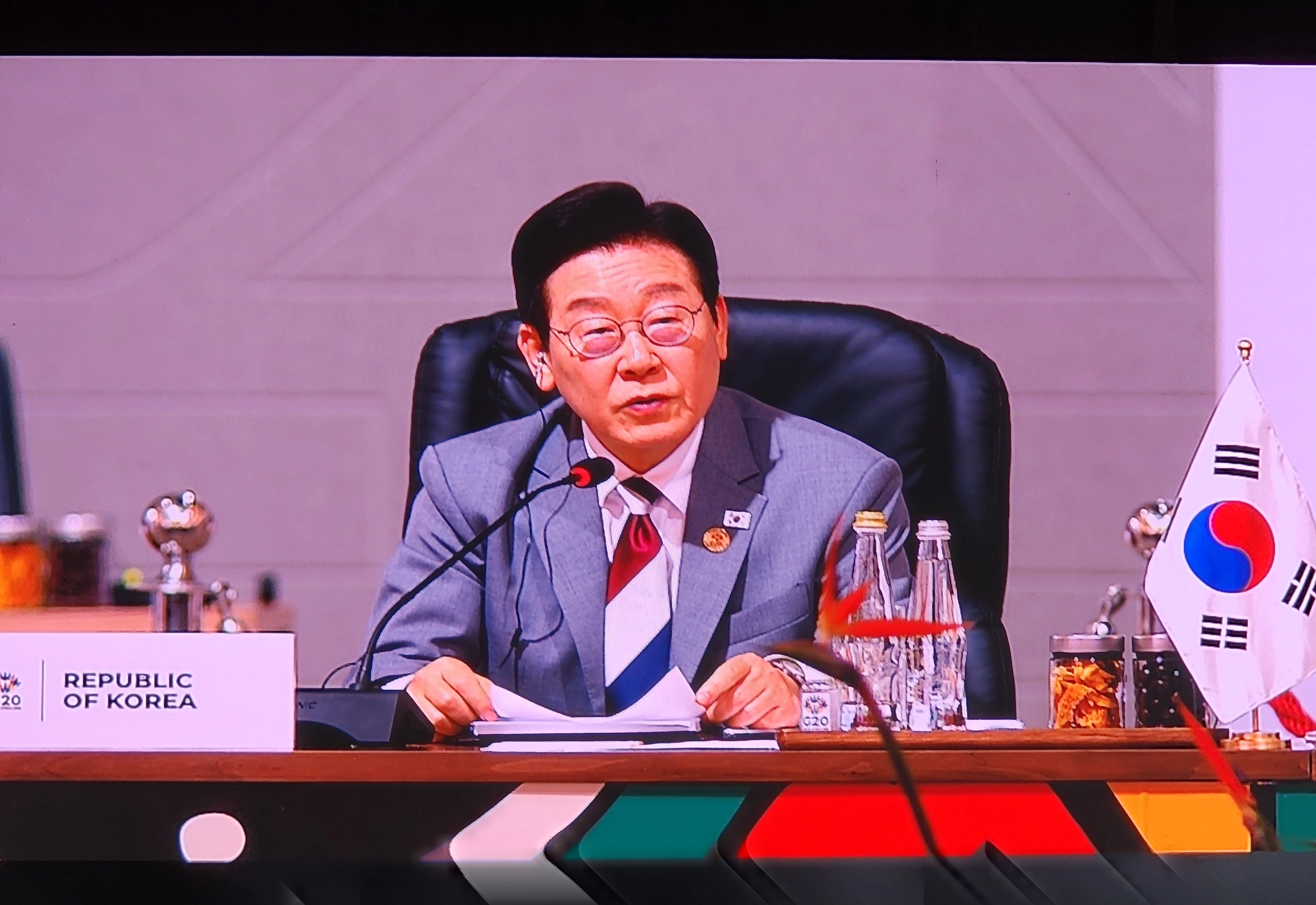 남아공 G20 정상회의 세션1에서 발언하는 이재명 대통령  이재명 대통령이 22일(현지시간) 남아프리카공화국 요하네스버그에서 열린 주요 20개국(G20) 정상회의 세션1에서 발언하고 있다. 
요하네스버그 연합뉴스