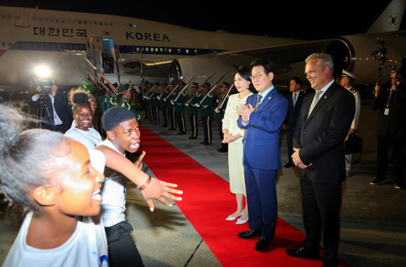 주요 20개국(G20) 정상회의에 참석하는 이재명 대통령이 부인 김혜경 여사와 함께 21일(현지시간) 남아프리카공화국 요하네스버그 OR탐보국제공항에 도착한 뒤 환영 공연을 지켜보고 있다. 2025.11.22  연합뉴스