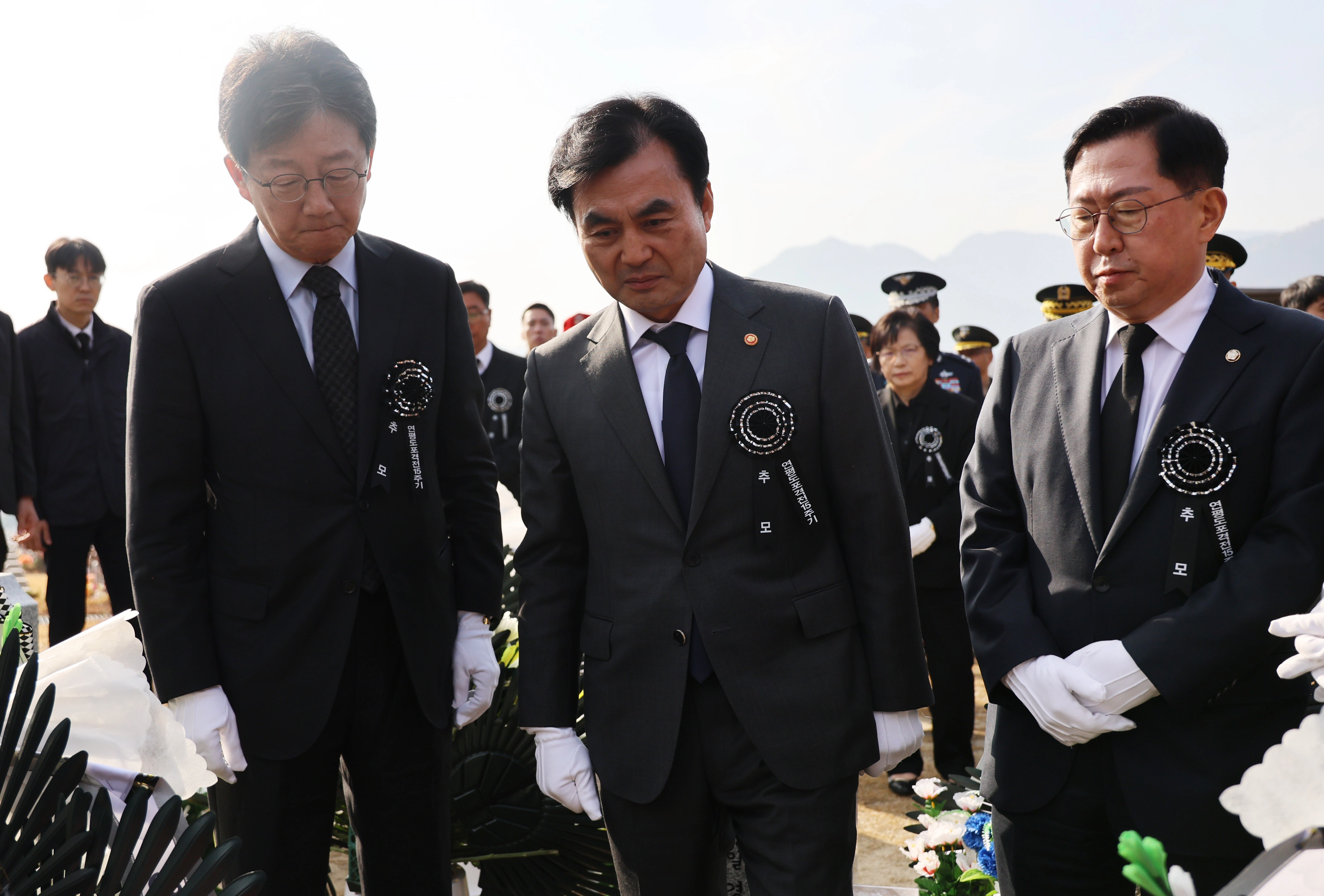 채상병 묘비 살피는 안규백 국방부 장관  안규백 국방부 장관이 23일 대전 유성구 국립대전현충원에서 제15회 연평도 포격전 전투 영웅 추모 및 전승 기념식에 참석하기 전 채수근 상병의 묘비를 살피고 있다. 사진은 왼쪽부터 유승민 전 국민의힘 의원, 안규백 국방부 장관, 유용원 국민의힘 의원. 연합뉴스