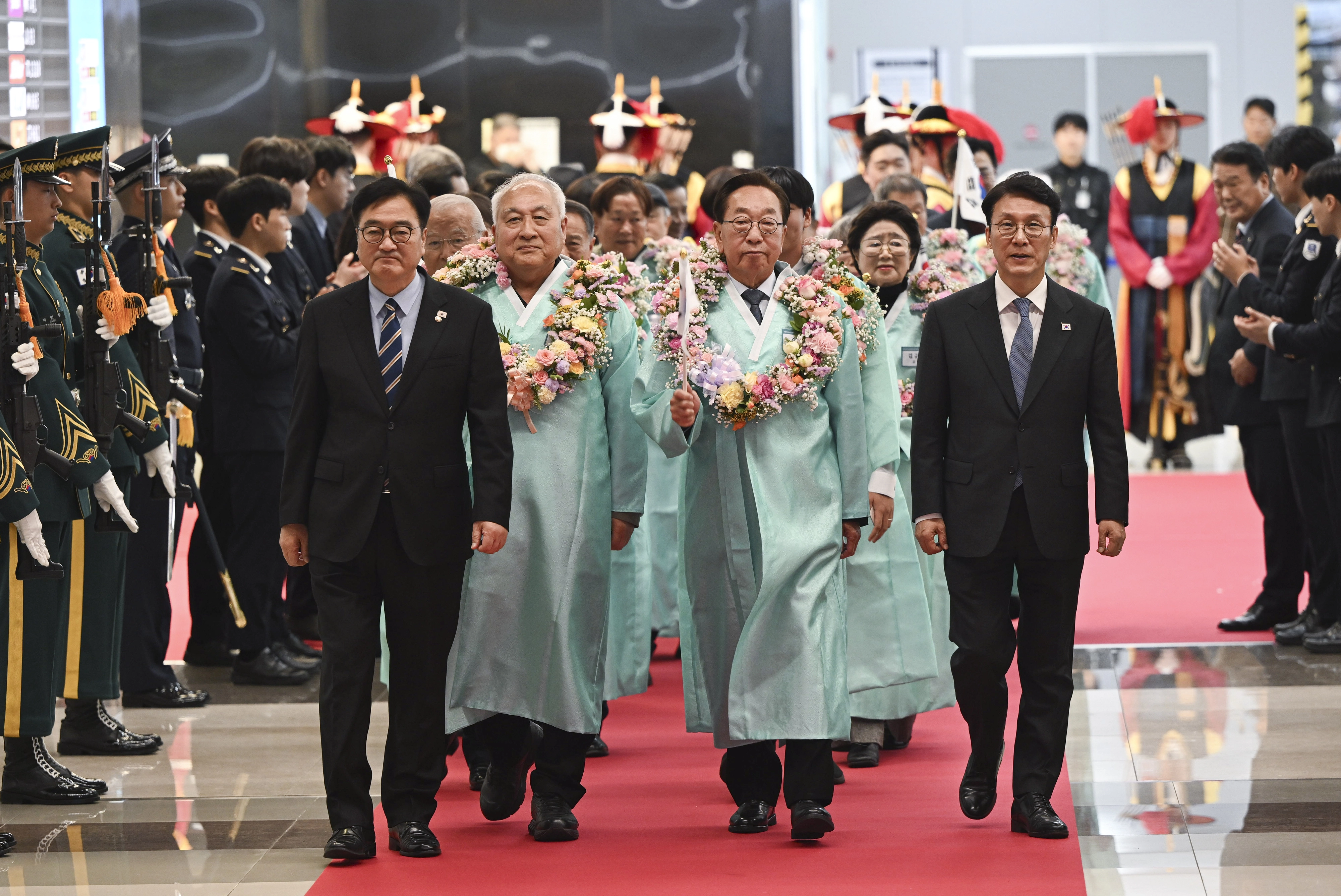 23일 서울 강서구 김포국제공항 국제선 입국장에서 열린 ‘대한민국임시정부 요인 환국 재현’ 행사에서 임시정부 요인 후손들이 김민석 국무총리, 우원식 국회의장과 함께 도열한 의장대를 사열하며 입장하고 있다. 2025.11.23 이지훈 기자