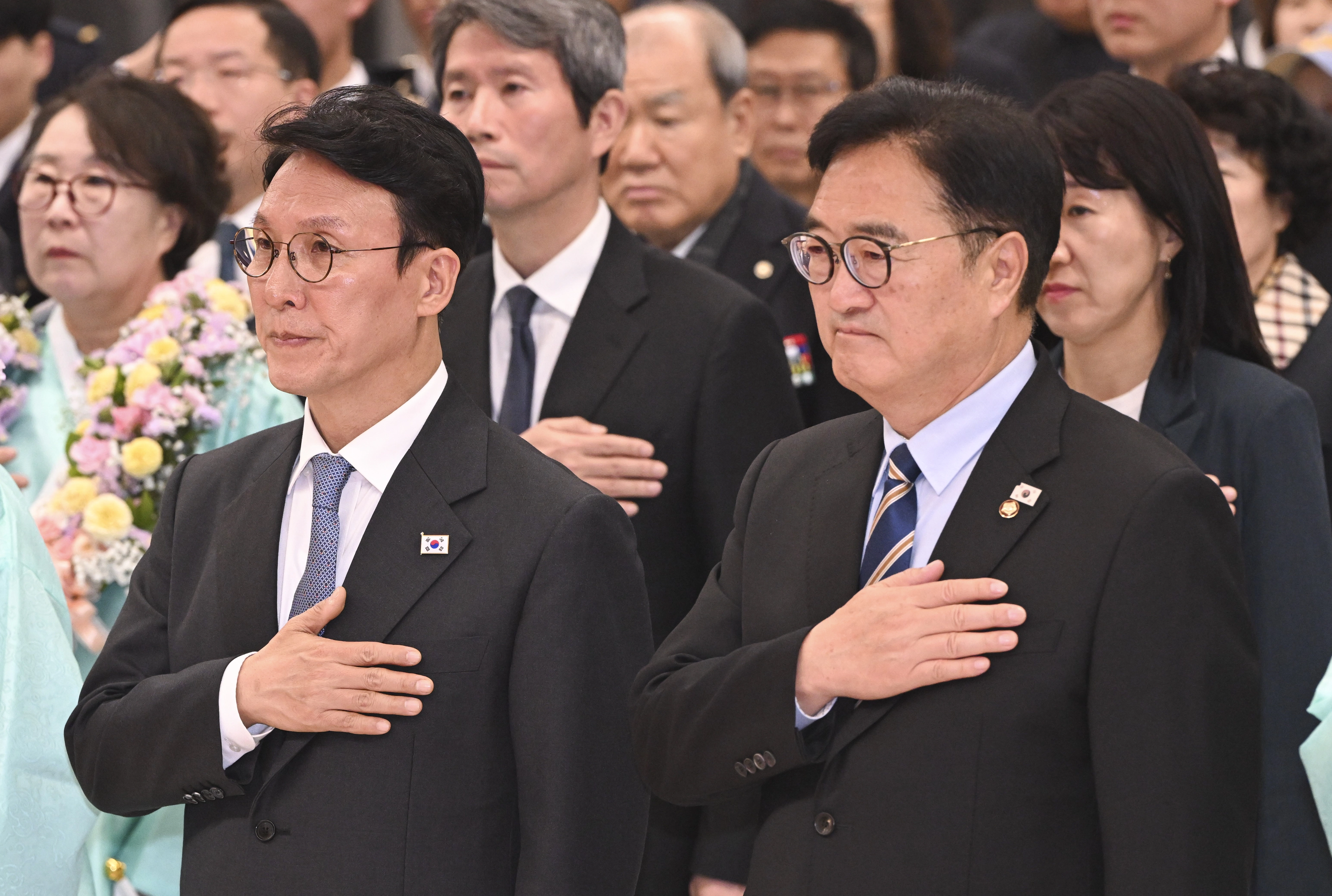 김민석(왼쪽) 국무총리와 우원식 국회의장이 23일 서울 강서구 김포국제공항 국제선 입국장에서 열린 ‘대한민국임시정부 요인 환국 재현’ 행사에서 국기에 대한 경례를 하고 있다. 2025.11.23 이지훈 기자