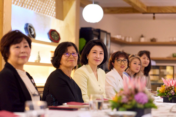 김혜경 여사가 22일(현지시간) 남아프리카공화국 요하네스버그의 한 식당에서 남아공 현지 한인 사회활동 기여 한인 여성들과 오찬간담회를 하고 있다. 2025.11.22  공동취재 제공