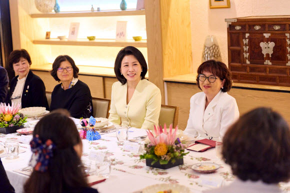 김혜경 여사가 22일(현지시간) 남아프리카공화국 요하네스버그의 한 식당에서 남아공 현지 한인 사회활동 기여 한인 여성들과 오찬간담회를 하고 있다. 2025.11.22  공동취재 제공