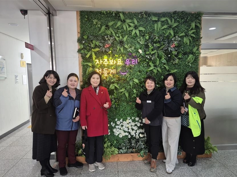 시립강동청소년센터 관계자들과 함께한 박춘선 서울시의원