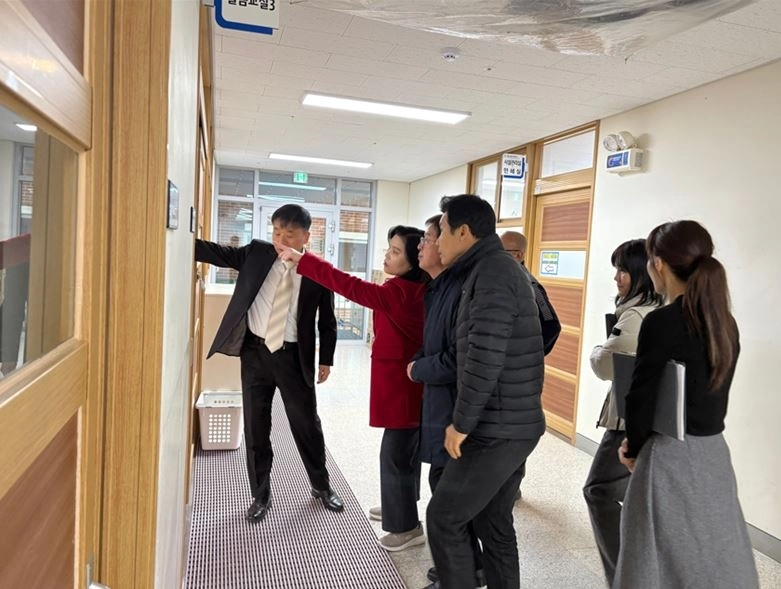 돌봄교실을 꼼꼼히 둘러보는 박춘선 의원