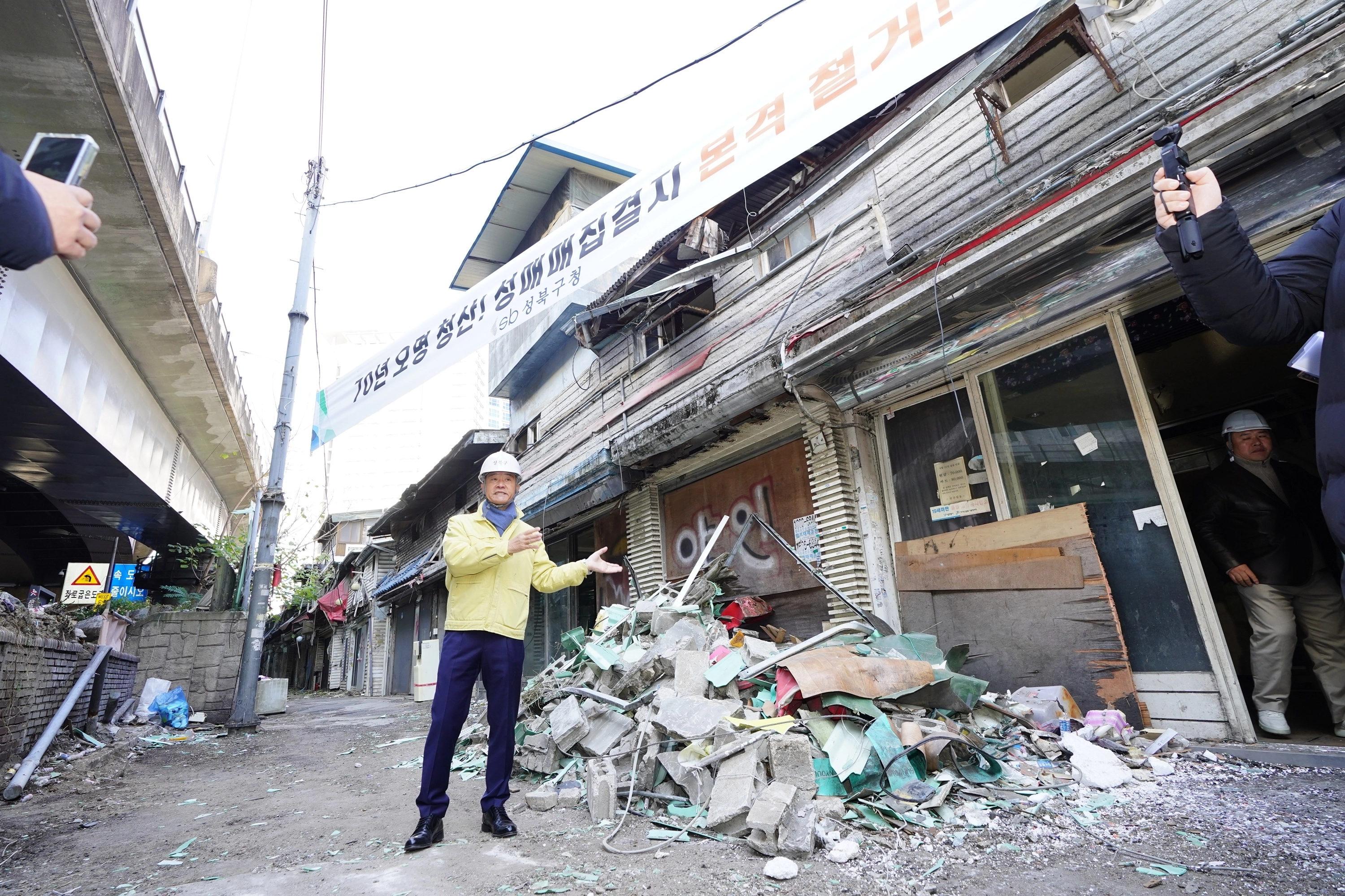 이승로 서울 성북구청장이 지난 19일 서울의 대표적 성매매 집결지였던 ‘미아리 텍사스’가 있는 신월곡제1구역 재개발 철거 현장을 둘러보고 있다. 성북구 제공