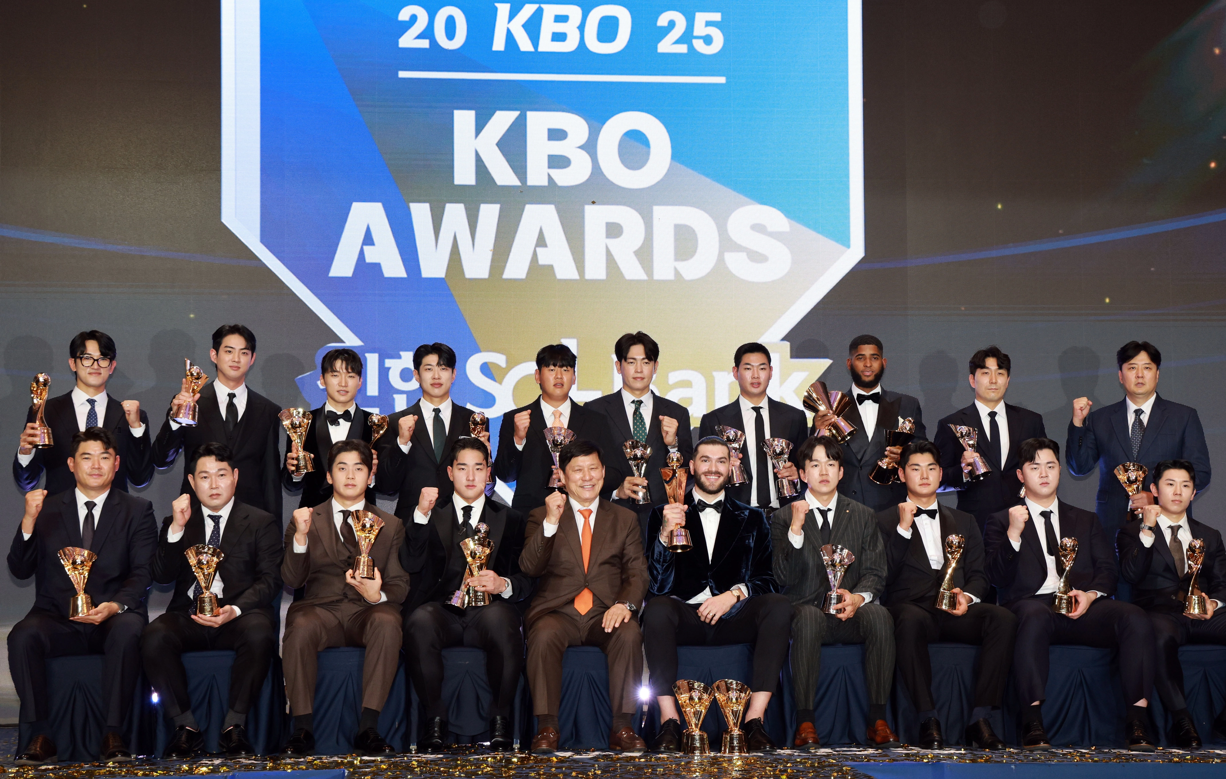 2025 KBO 시상식  24일 서울 송파구 롯데호텔 월드에서 열린 2025 신한 SOL뱅크 KBO 시상식에서 KBO 허구연 총재와 최우수선수(MVP)로 선정된 한화의 폰세, 신인상 수상자인 KT 안현민을 비롯한 각 부문 수상자들이 기념촬영을 하고 있다. 2025.11.24 연합뉴스