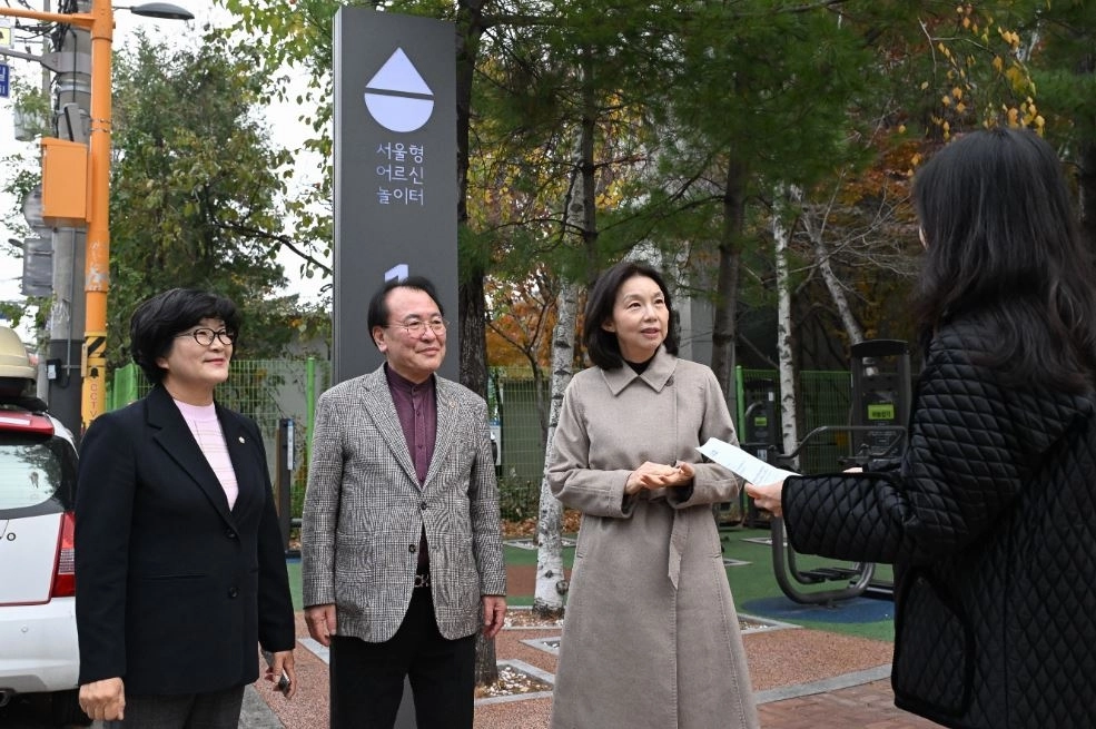 어르신 놀이터 조성 설명 듣고 있는 최호정 의장