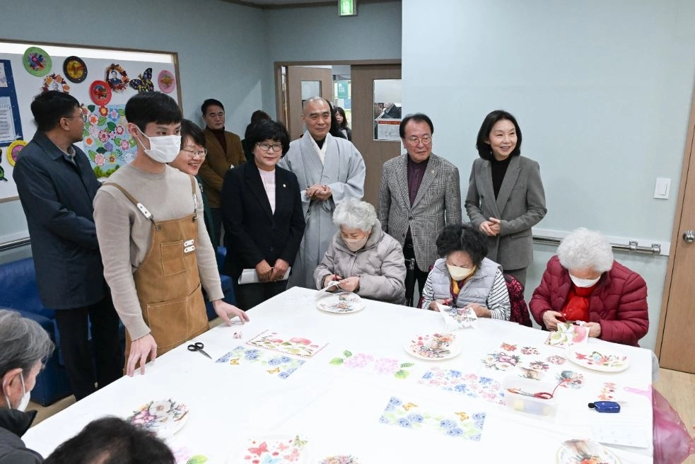 어르신 돌봄시설 프로그램 둘러보고 있는 최호정 의장