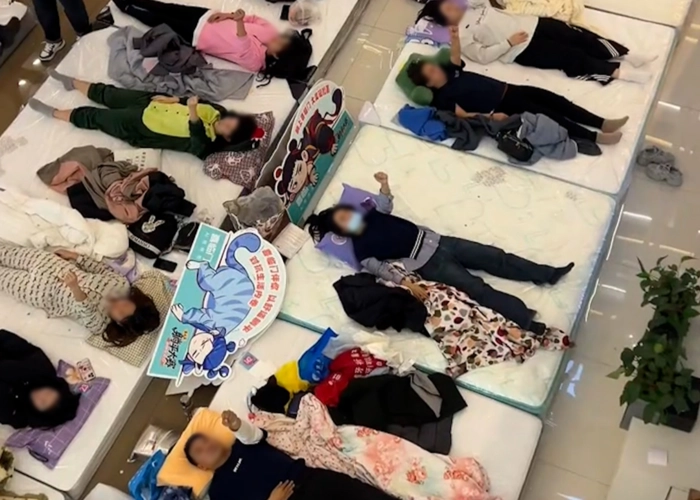 지난 15일 중국 북부 내몽골 자치구 바오터우의 한 쇼핑몰에서 이색 이벤트인 ‘누워만 있기’ 대회가 열렸다. 더우인 캡처