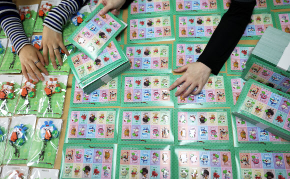 24일 경기도 수원시 팔달구 대한결핵협회 경기도지부에서 직원들이 2025년도 크리스마스 씰을 보여주고 있다.  대한결핵협회는 지난해에 이어 올해도 브레드이발소와 협업하여 크리스마스 씰을 발행했다. 2025.11.24. 연합뉴스