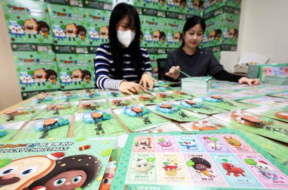 24일 경기도 수원시 팔달구 대한결핵협회 경기도지부에서 직원들이 2025년도 크리스마스 씰을 보여주고 있다.  대한결핵협회는 지난해에 이어 올해도 브레드이발소와 협업하여 크리스마스 씰을 발행했다. 2025.11.24. 연합뉴스