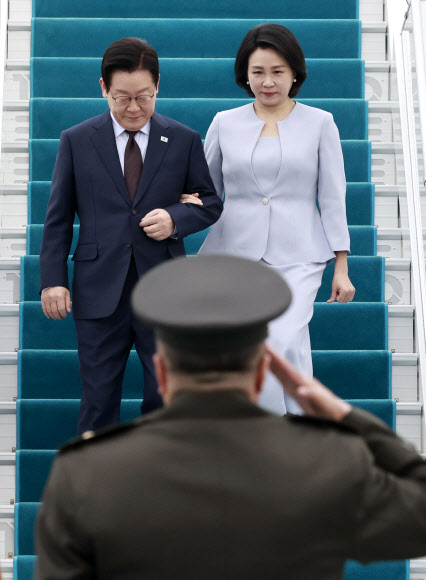 튀르키예를 국빈 방문한 이재명 대통령과 김혜경 여사가 24일(현지시간) 앙카라 에센보아 국제공항에 도착해 공군 1호기에서 내리고 있다. 2025.11.24  연합뉴스