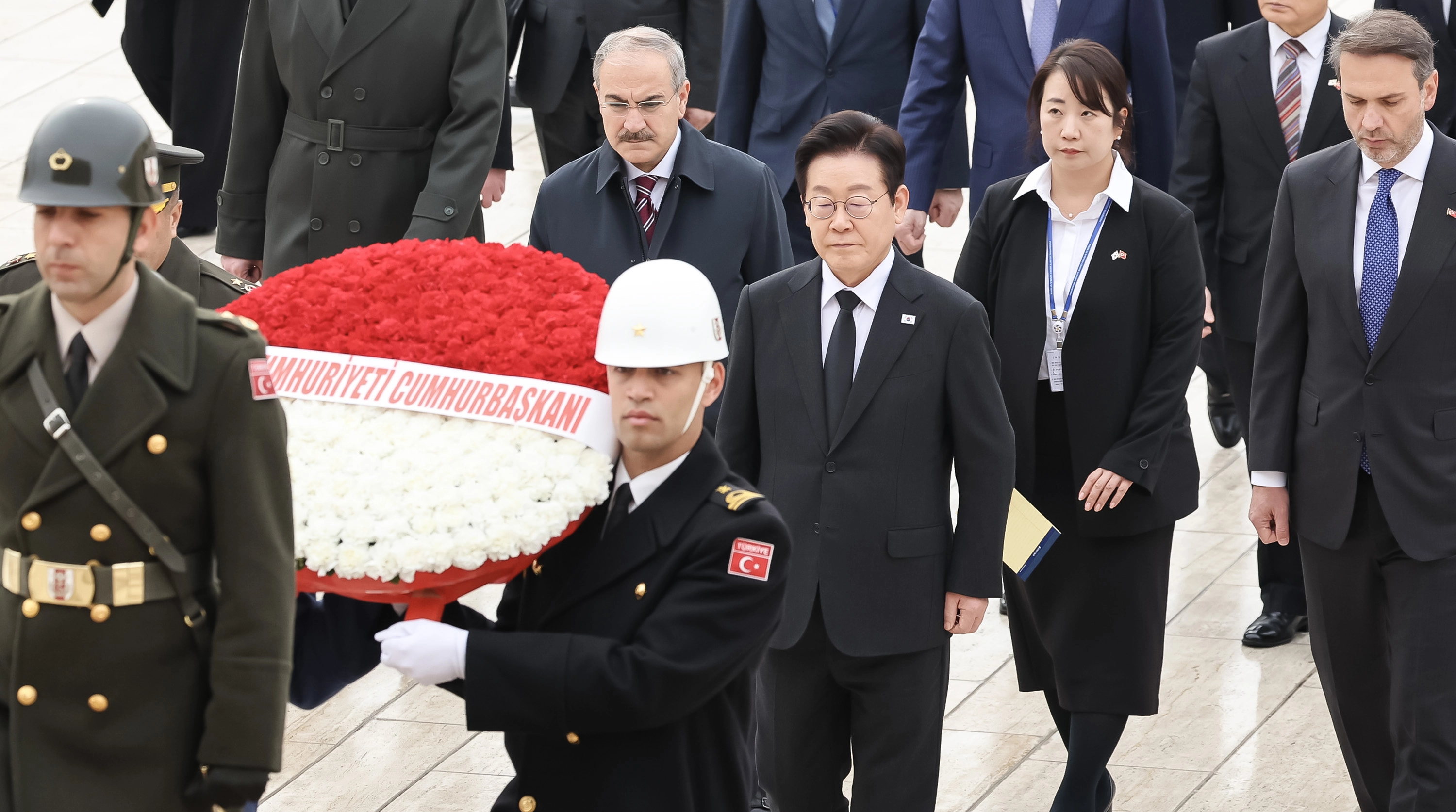 이재명 대통령, 튀르키예 국부 묘소 참배  튀르키예를 국빈 방문 중인 이재명 대통령이 24일(현지시간) 앙카라에 위치한 튀르키예의 초대 대통령 ‘무스타파 케말 아타튀르크’의 묘소에 도착해 참배를 위해 이동하고 있다. 
앙카라 연합뉴스