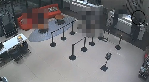 고등학교 교사였던 A씨가 제자 B군과 호텔 로비에서 포옹하는 모습. 연합뉴스 독자 제공