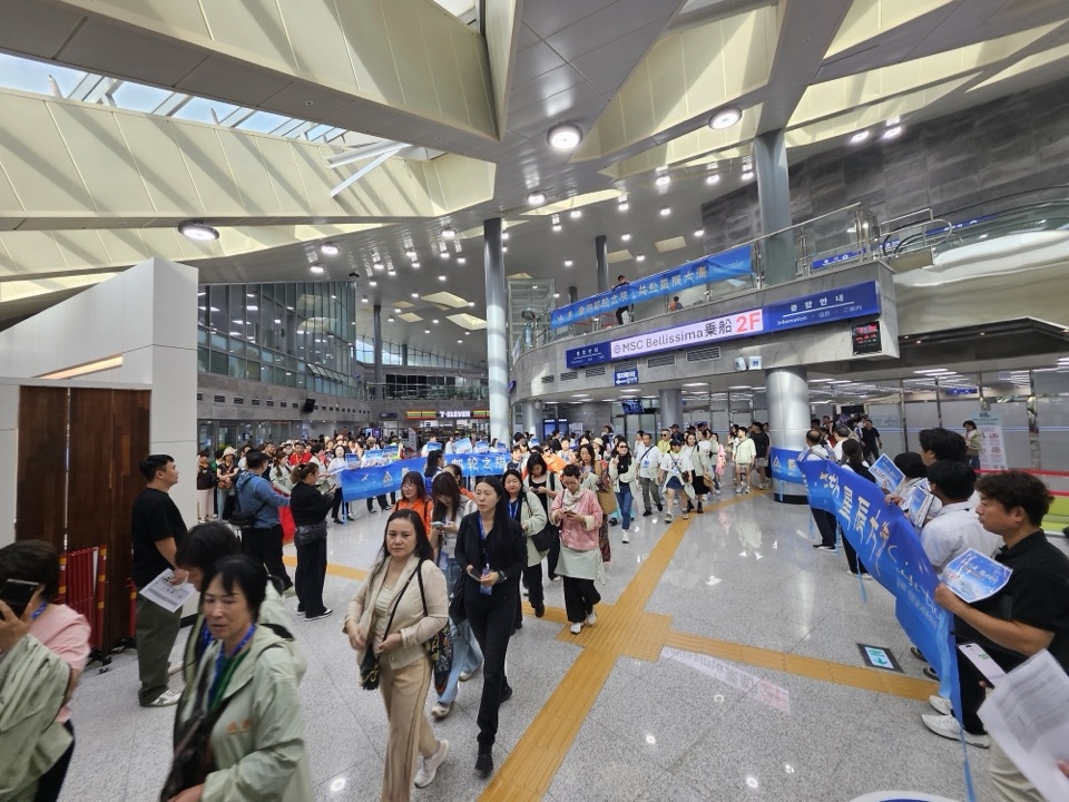 지난 10월 크루즈를 타고 온 승객들이 강정항에서 입국 절차를 밟고 관광에 나서고 있다. 제주도 제공