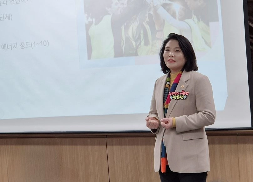 워크숍 참가자들에게 시민참여활동의 중요성을 설명하는 박춘선 의원