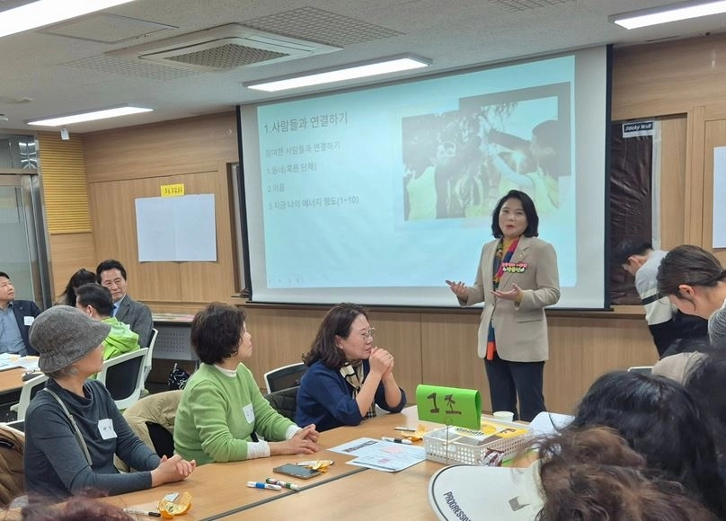 워크숍 참가자들과 시민참여활동에 대해 논의하는 박춘선 의원
