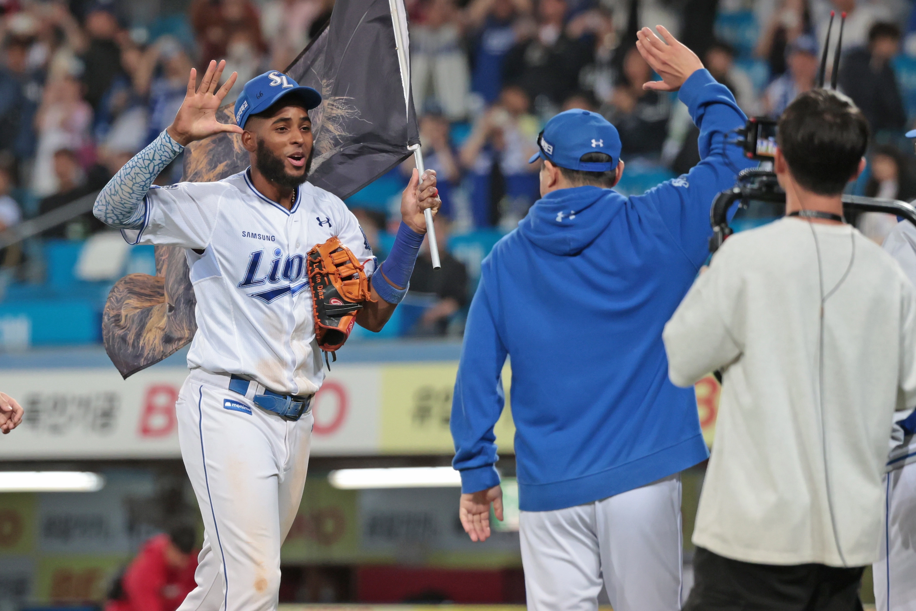 삼성 라이온즈 르윈 디아즈가 지난달 14일 대구 삼성라이온즈파크에서 열린 2025 KBO 준플레이오프 4차전 SSG 랜더스와의 원정 경기에서 홈런을 친 뒤 박진만 감독과 하이파이브하고 있다. 삼성 라이온즈 제공