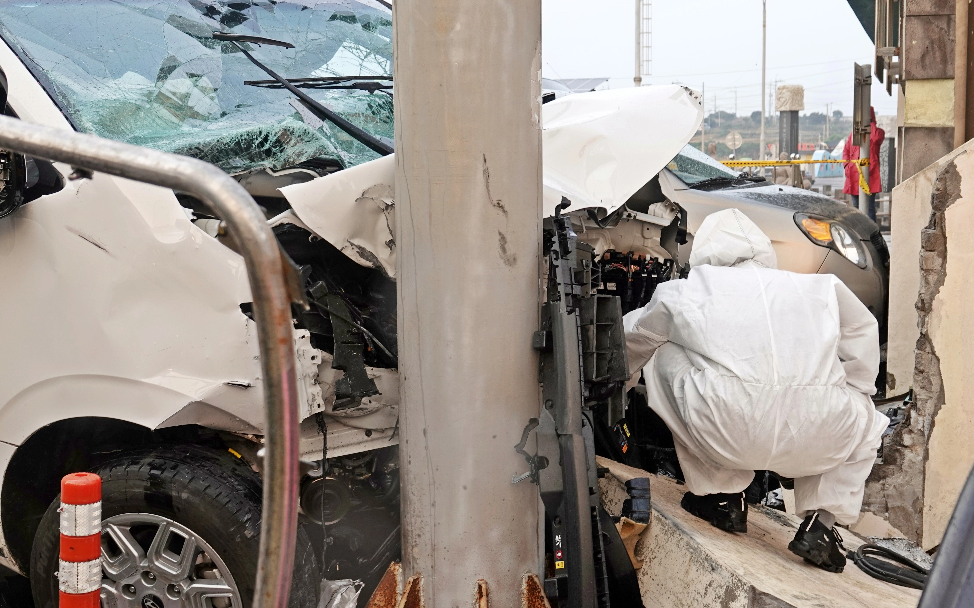 우도 승합차 돌진 사고 원인은?  25일 오전 제주시 우도 천진항에서 제주경찰청과 도로교통공단, 국립과학수사연구소 제주분원 등이 승합차 돌진 사고 현장 합동 감식을 하고 있다. 뉴시스 제공