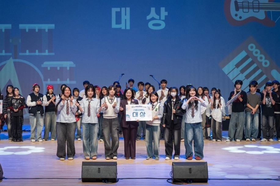 지난 19일 열린 ‘2025 서울학생 예술몽땅 페스티벌’ 시상식에서 수상 학생들과 기념촬영하는 이새날 의원