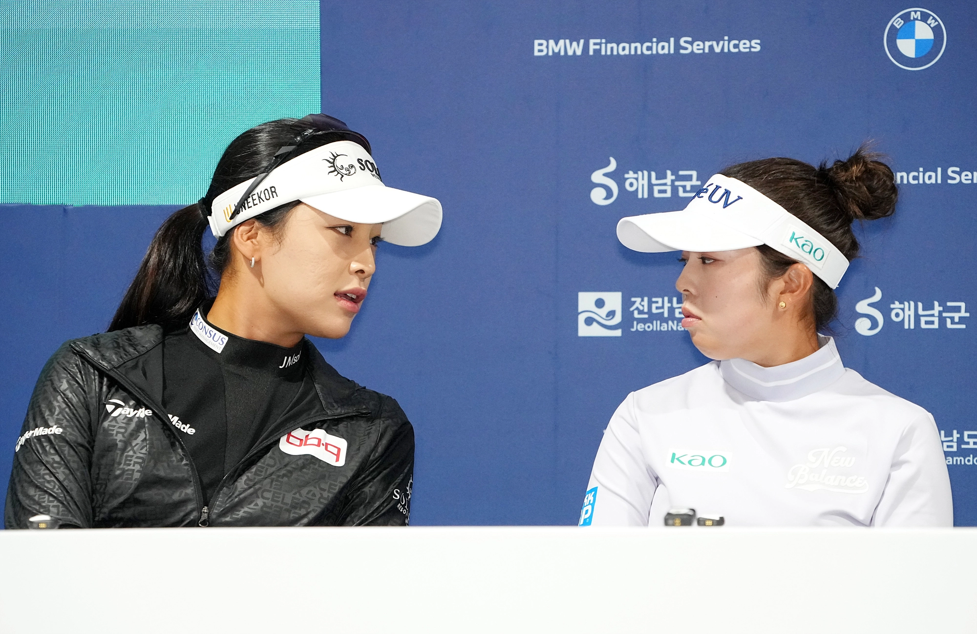 야마시타 미유와 윤이나가 기자회견 장에서 서로 말하고 있다. 대회조직위 제공