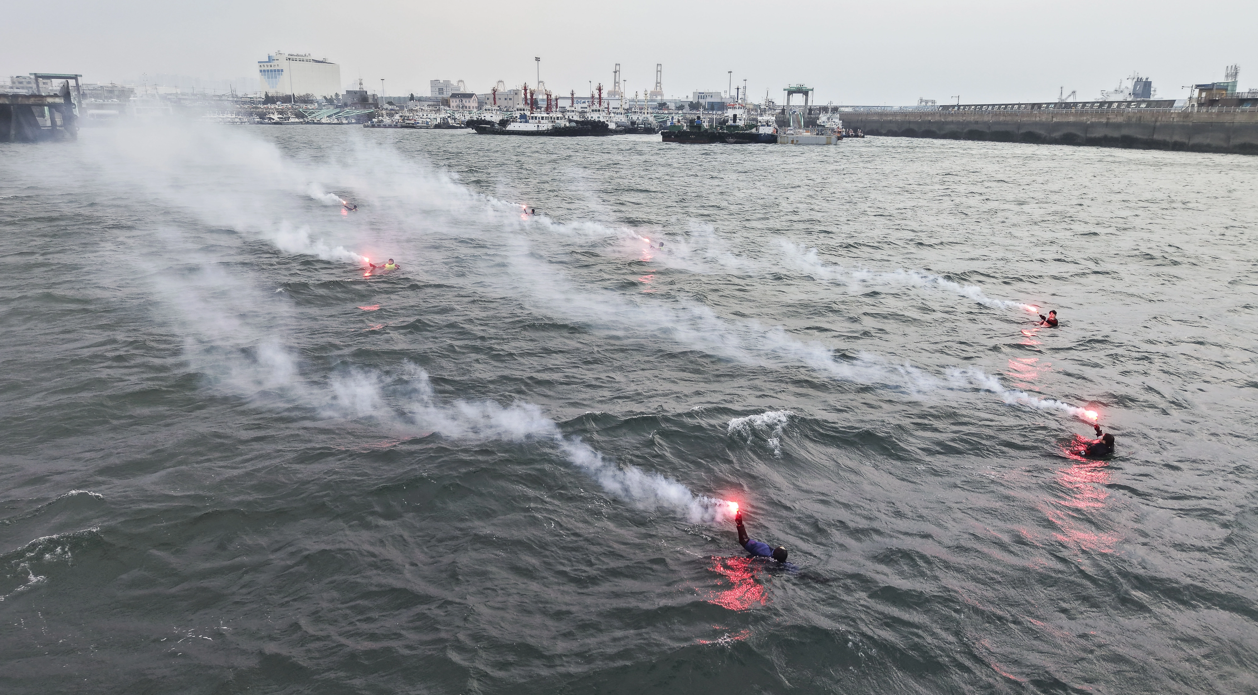 25일 인천 중구 인천항연안여객터미널 앞 바다에서 레디코리아(READY Korea) 4차 훈련 (선박충돌사고)이 진행되고 있다. 이번 훈련은 해무와 GPS 혼신으로 귀항 중이던 어선·차도선·군 선박 간 충돌이 발생하고, 이어 선박 화재·유류 유출과 100명 규모의 대규모 인명피해가 동반된 상황을 가정해 진행됐다.