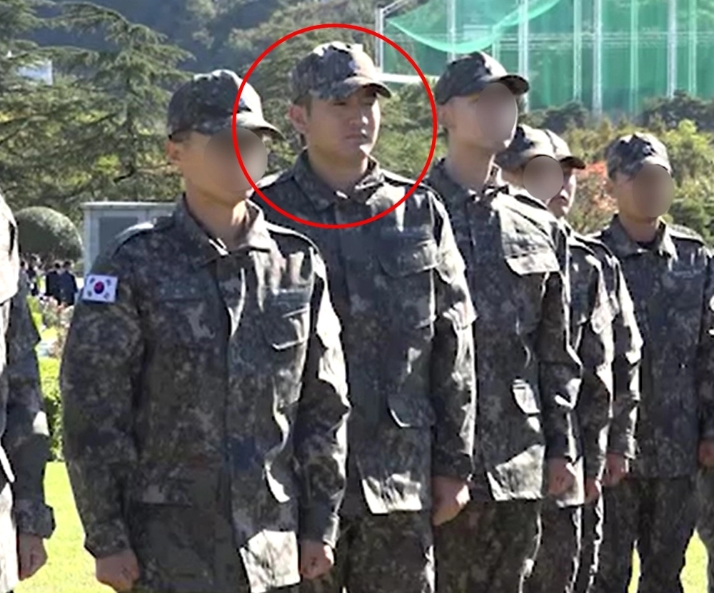 이재용 회장 장남 훈련 모습 공개  이재용 삼성전자 회장 장남인 이지호(24) 씨 등 제139기 해군 사관 후보생들이 장교 훈련을 받는 모습 일부가 해군에 공개됐다.   사진은 이씨 등이 국방과 관련된 현장을 탐방한 모습.  이씨 등 제139기는 오는 28일 해군사관학교에서 해군 참모총장 주관으로 열리는 수료·임관식에서 소위 계급장을 달 예정이다. 2025.11.25 해군 홈페이지 캡처