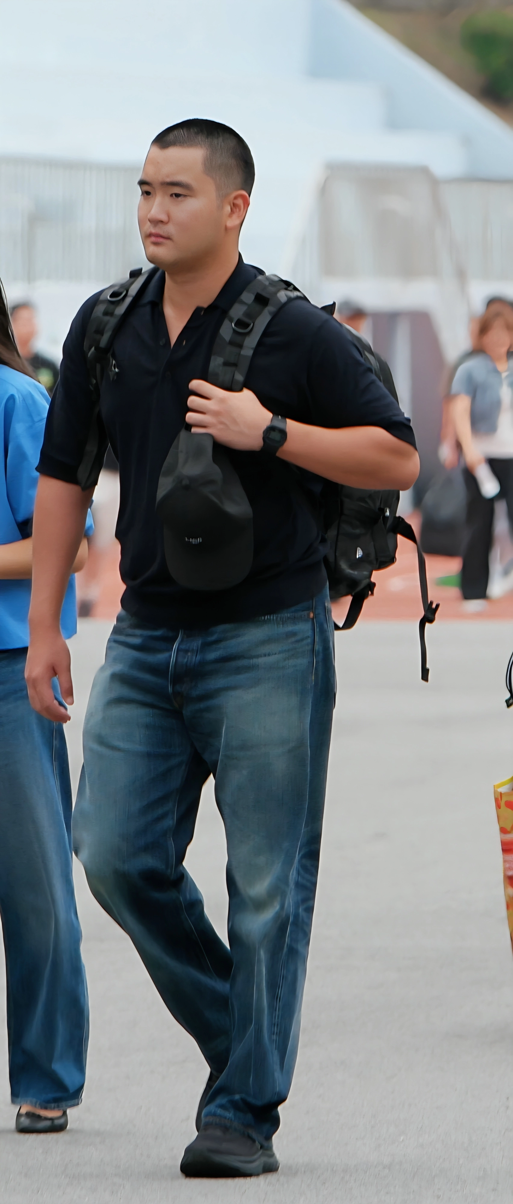 이재용 회장 장남 이지호 씨 해군 장교 입대  이재용 삼성전자 회장의 장남 이지호 씨가 15일 경남 창원시 진해구 해군사관학교에서 열린 해군 학사장교 사관후보생 입영식 행사장으로 향하고 있다. 2025.9.15 삼성전자 제공