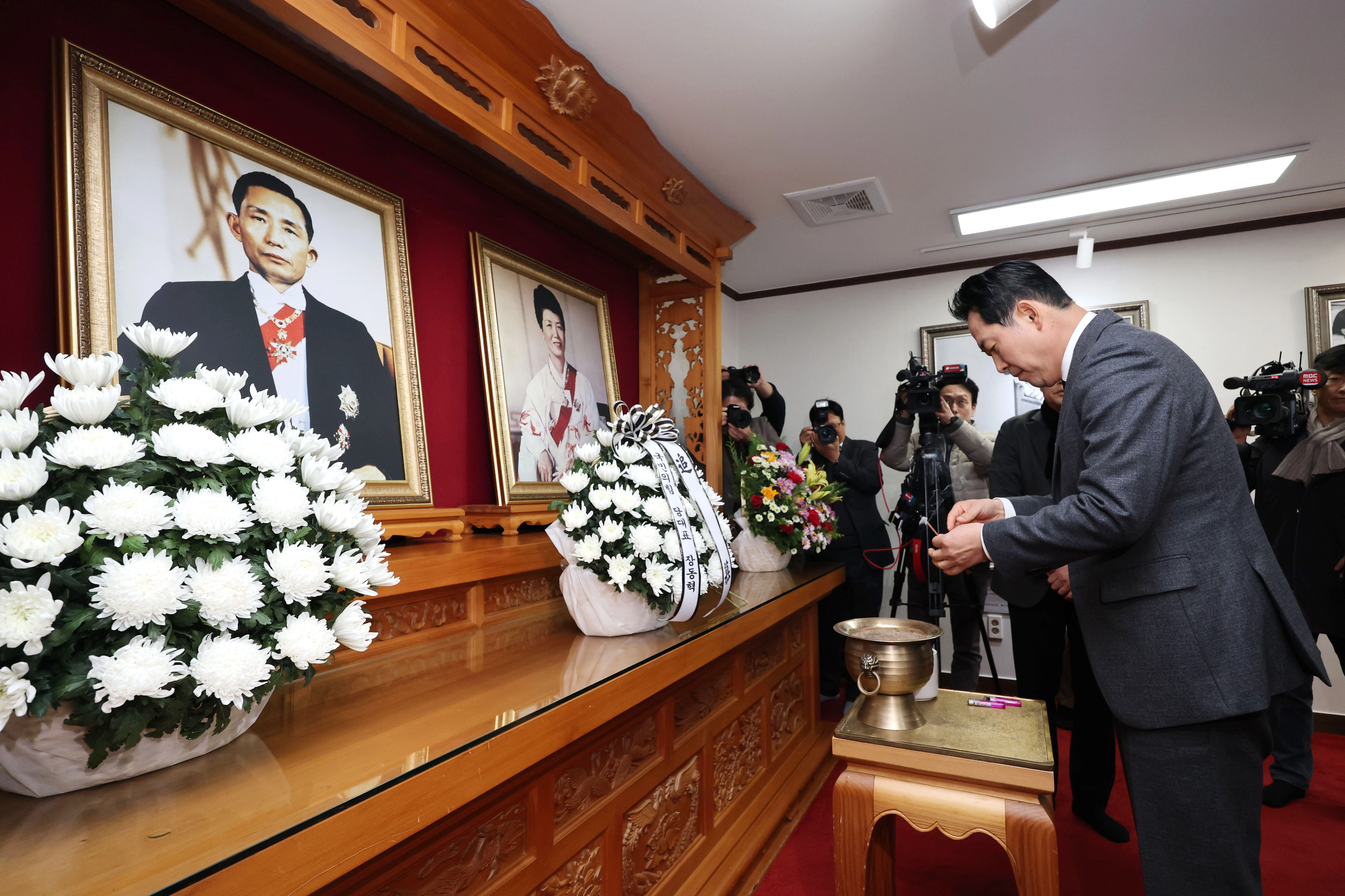 박정희 전 대통령 참배하는 장동혁 대표  국민의힘 장동혁 대표가 25일 경북 구미시 상모동 박정희 전 대통령 생가를 방문해 분향을 하고 있다. 2025.11.25 연합뉴스