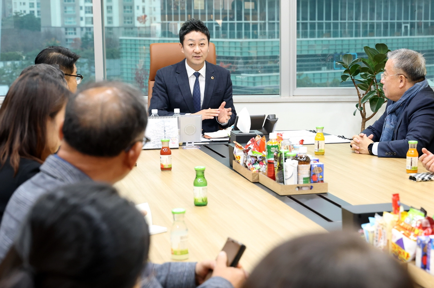 김진경 의장이 경기도장애인복지단체연합회와 정담회를 열고, 장애인복지 예산 문제에 대한 현장의 어려움과 복원 요구를 경청하고 있다.(사진=경기도의회)