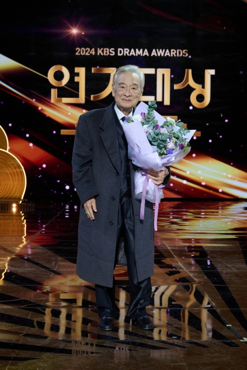 원로 배우 이순재(사진·91)가 KBS 연기대상을 수상했다. 역대 최고령 대상 수상이다.<br>이순재는 2024년 12월 31일 녹화 후 이듬해 1월 11일 방송된 ‘2024 KBS 연기대상’에서 KBS 드라마 ‘개소리’로 대상을 받았다. 그는 이 작품에서 개의 목소리를 듣게 된 원로 배우를 연기했다. 이순재의 지상파 3사 연기대상 수상은 1956년 데뷔 이후 처음이다.