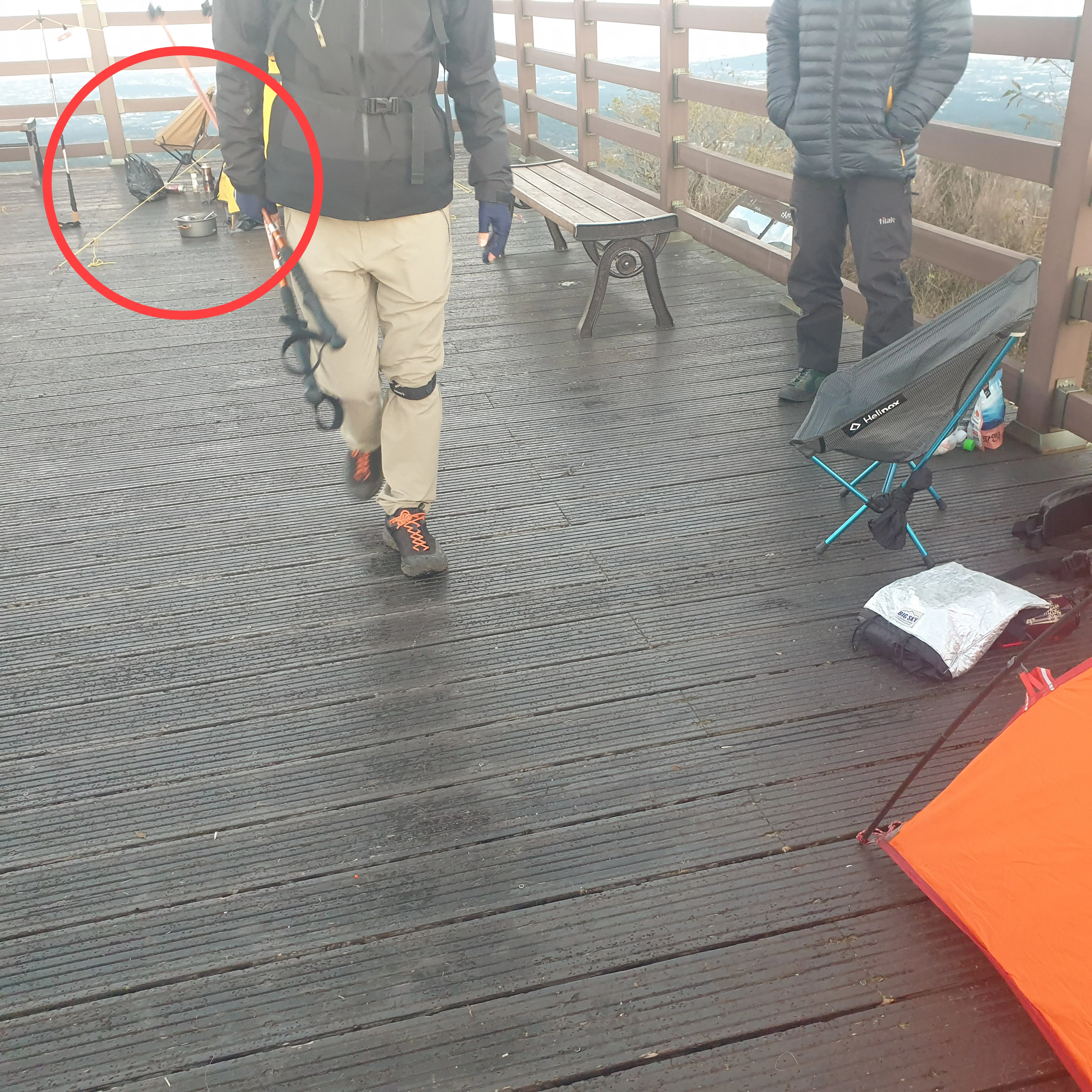 큰노꼬메오름서 불법캠핑하며 취사한 흔적(원 표시)이 보이고 있다. 제주도청 신문고 캡처